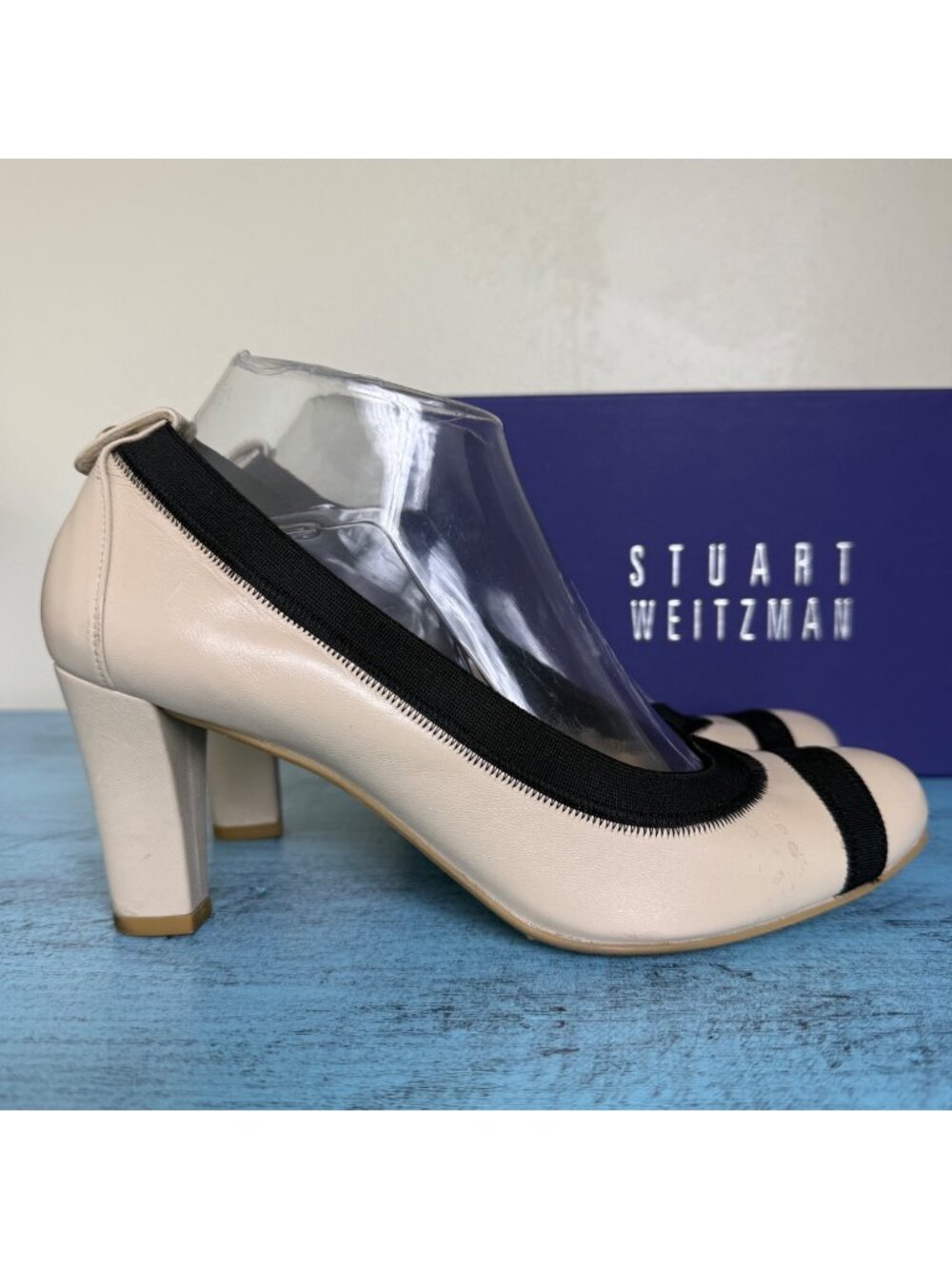 Stuart Weitzman Easily Ivory with Black Trim Leather Pumps Sz 8.5
